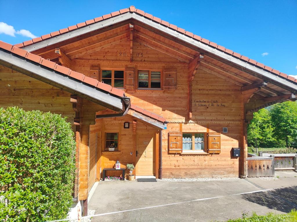 Le B&B Le Chalet vous propose deux chambres d’hôtes tout confort, nichées dans un écrin de verdure, idéales pour un séjour reposant en couple, en famille ou en solo.
